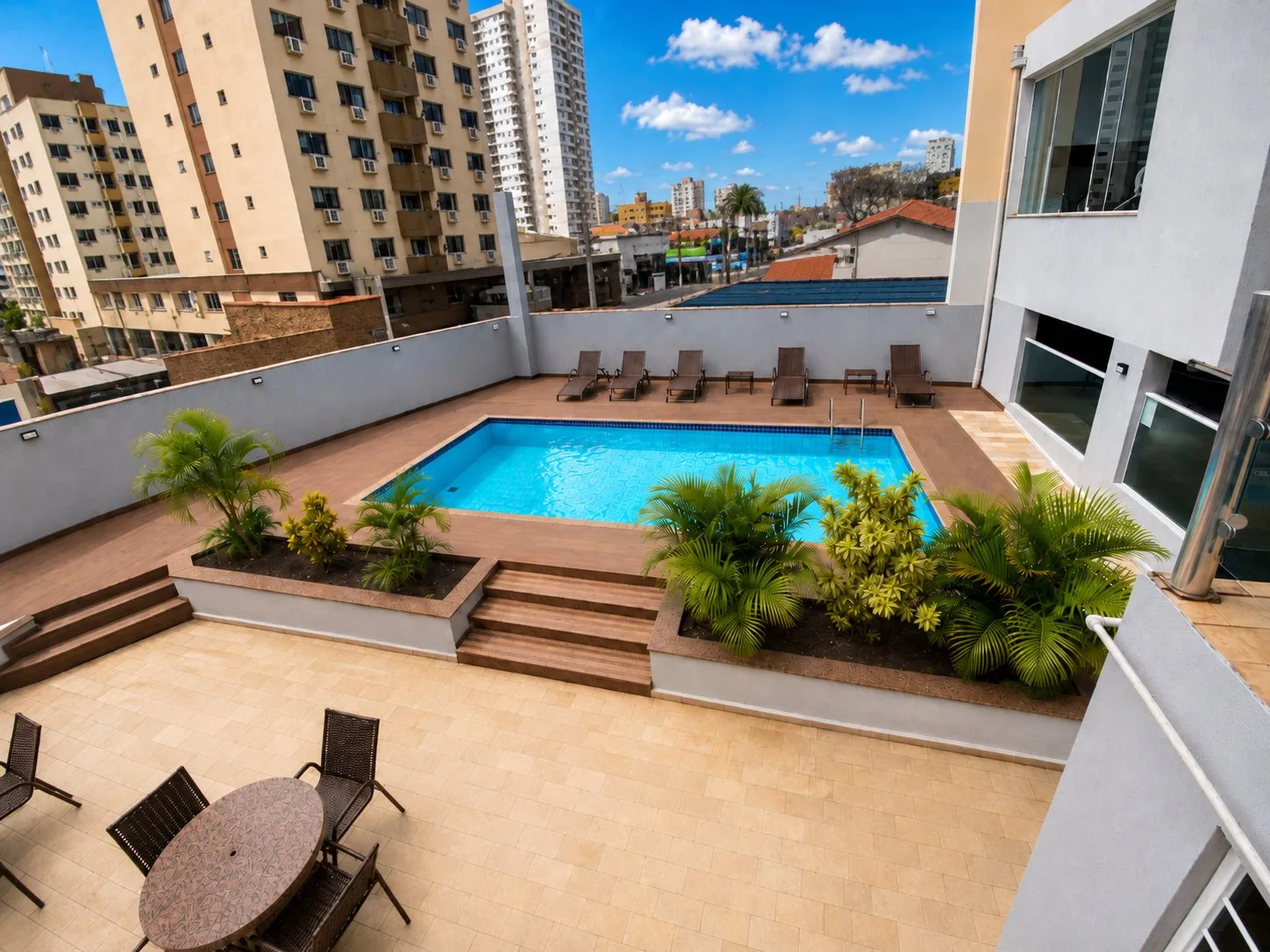 Área de lazer com piscina no rooftop do Plaza Suíte Hotel Taubaté