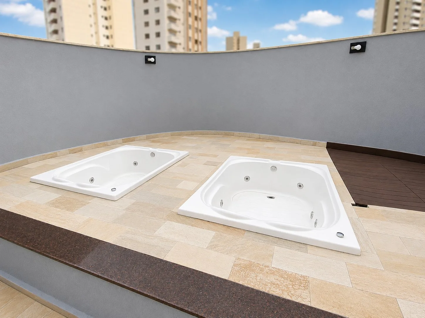 Banheiras de hidromassagem na área de lazer do hotel