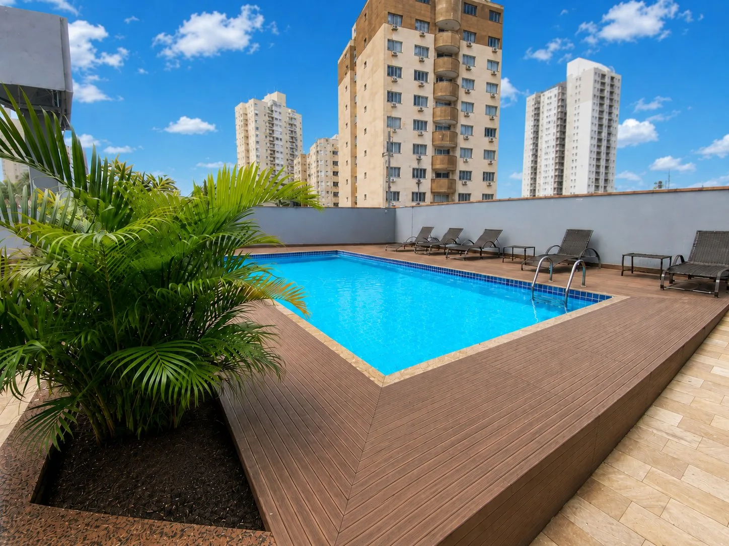 Cantinho com plantas na área da piscina do hotel