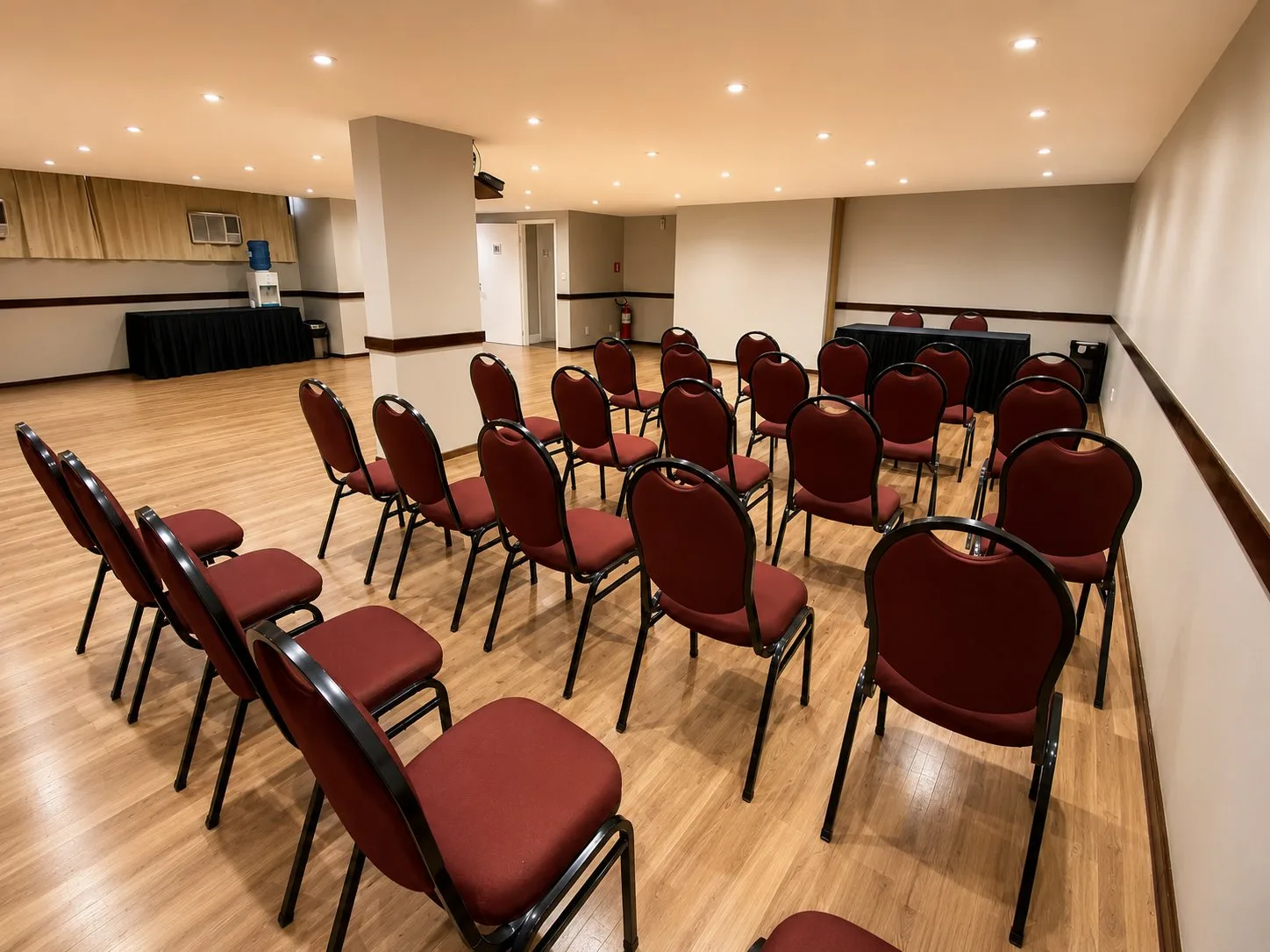 Salão Plaza montado para evento corporativo no Plaza Suíte Hotel Taubaté